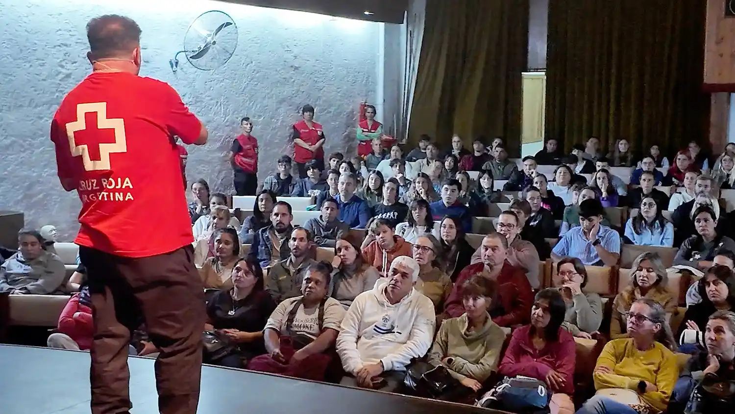 A sala llena. Se realizó la capacitación en RCP de la Cruz Roja