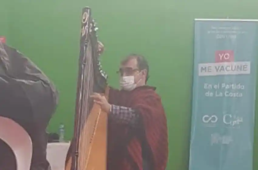 El colmo: un hombre se puso a tocar el arpa en pleno vacunatorio