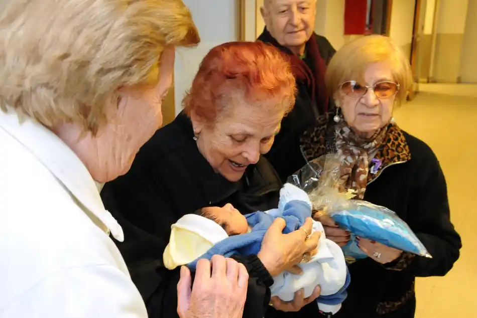 El municipio presenta "Mil65", un programa de cuidado y acompañamiento para bebés y adultos mayores