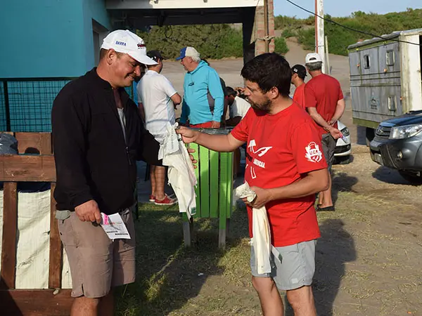 Nuevamente el municipio entrega bolsas ecológicas en el concurso de pesca
