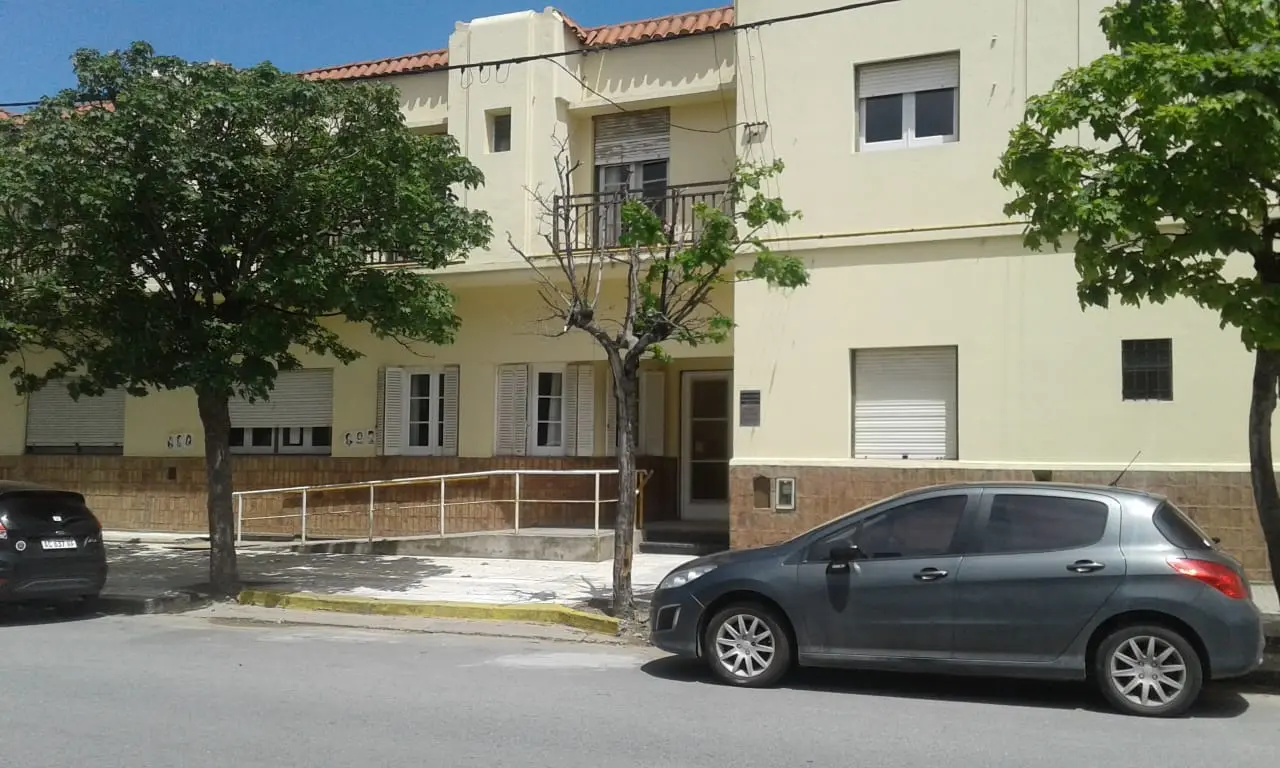 Cuatro mujeres y un hombre le robaron a un malabarista
