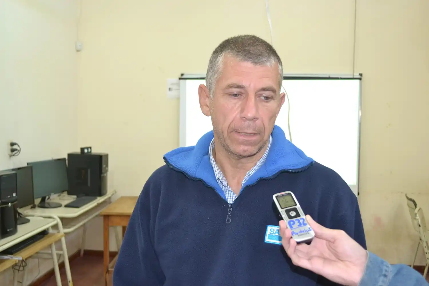 Estudiantes de la Técnica crearon una pulsera para avisarle a hipoacúsicos que los llaman