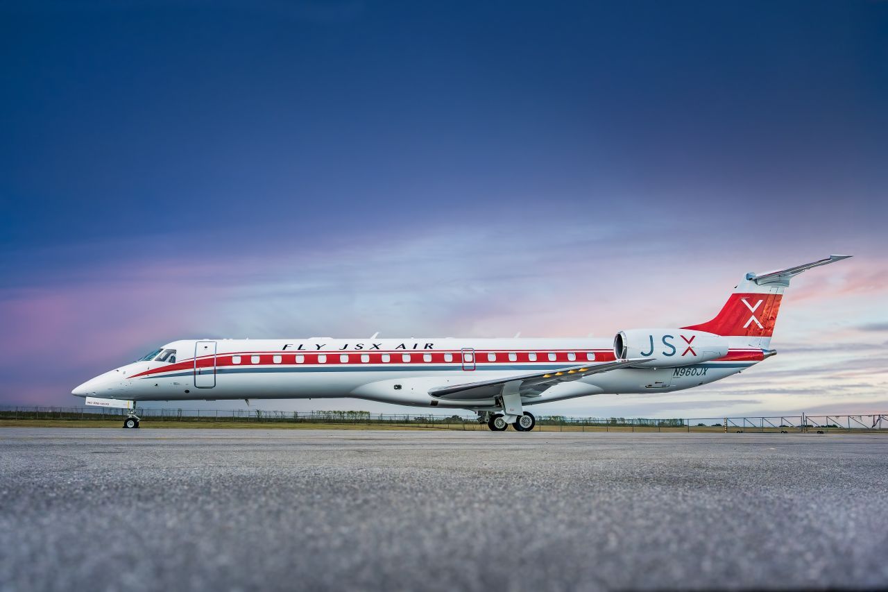 JSX celebra la llegada de su avión 50 con un Embraer ERJ-145 de estilo vintage