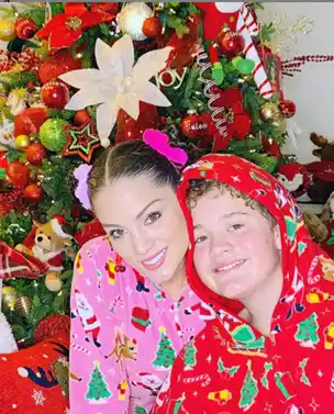 Carolina Tejera con su hijo en la Navidad de 2019. Foto: instagram