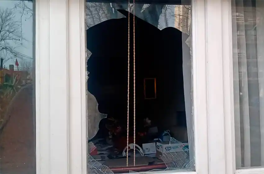 Rompió el vidrio de una casa, el dueño llamó al 911 y lo atraparon