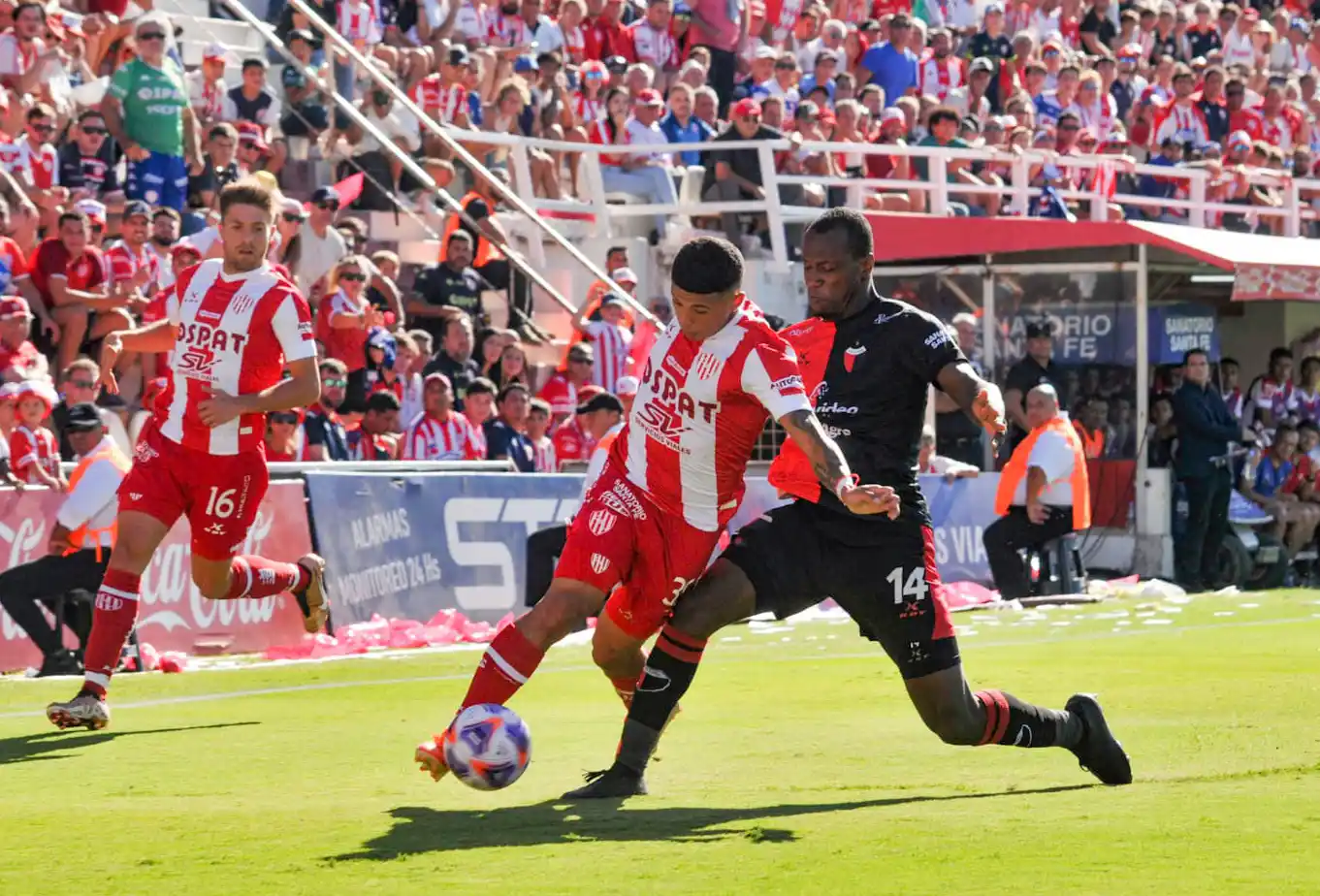 Machuca y Perlaza, en disputa del balón.
