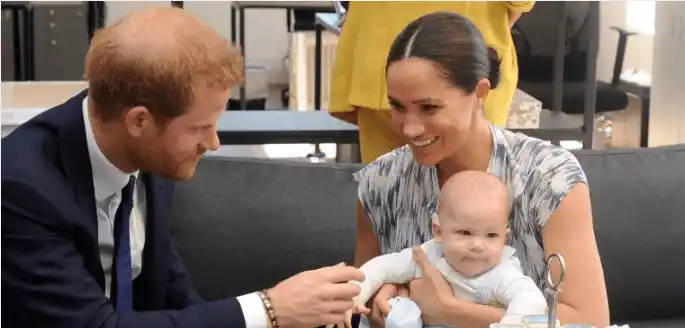 Meghan Markle, el príncipe Harry y el pequeño Archie. Foto AFP