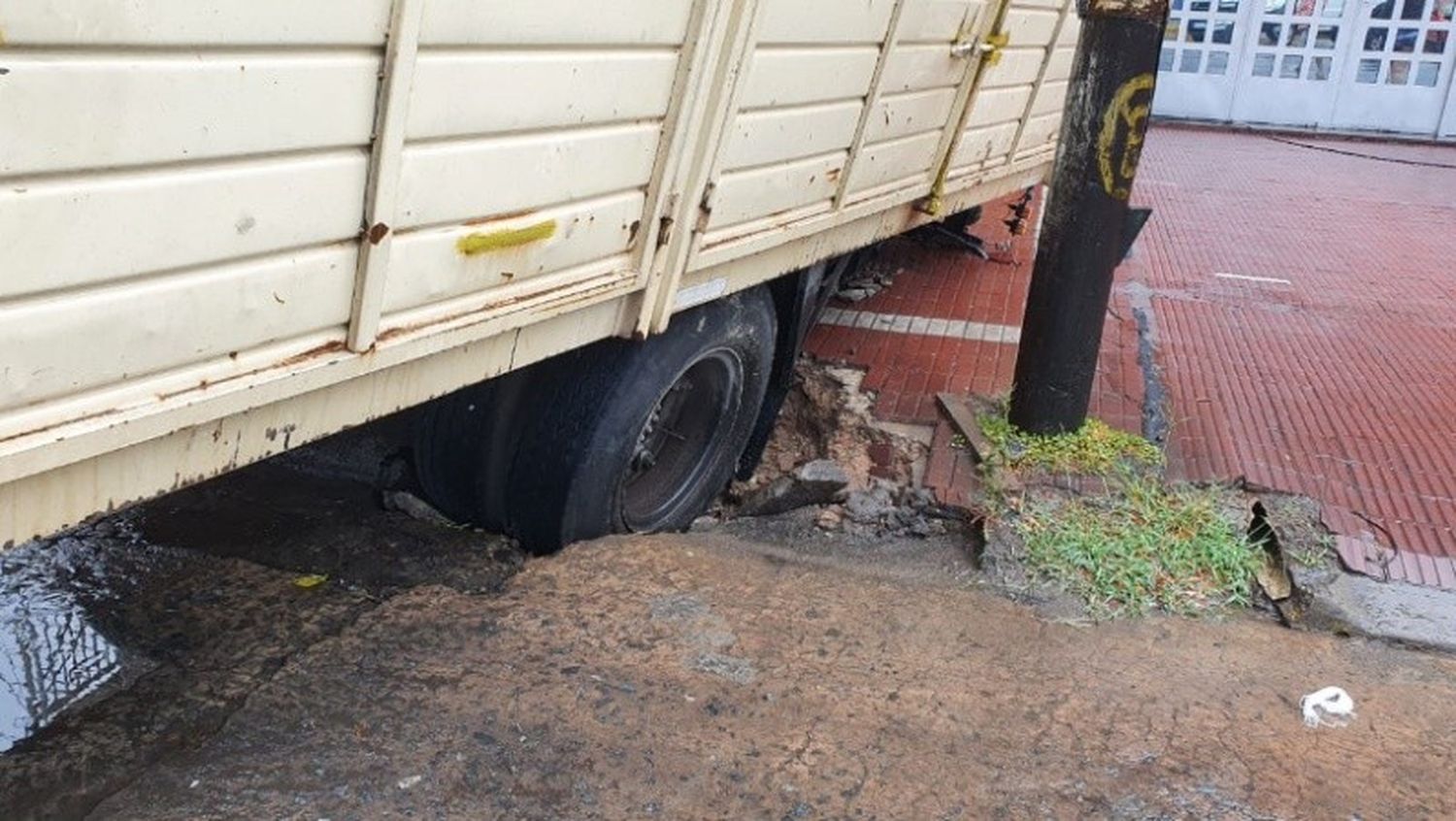 Un camión se hundió en un desagüe y cayó contra una columna