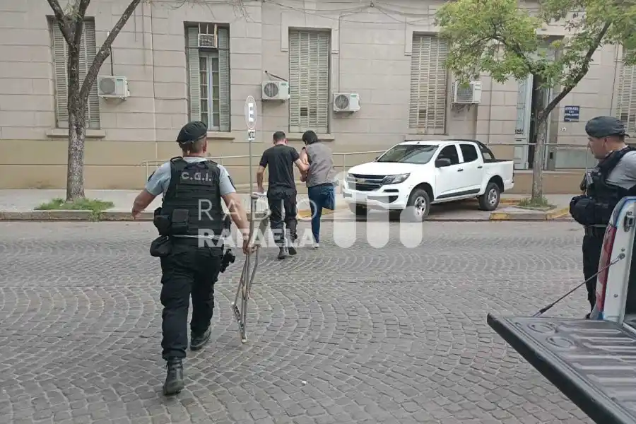 Otra vez “El Rengo”: agredió a su pareja, se subió a un móvil policial y golpeó a los agentes con las muletas: “Yo te voy a enseñar a vos hijo de p.."