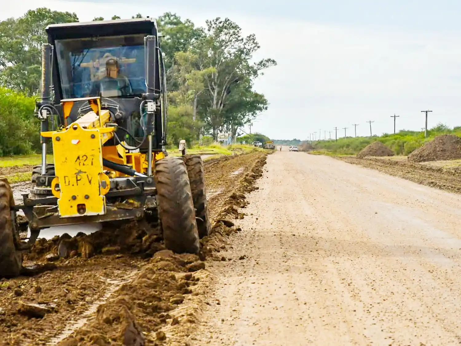 Avanza la reposición de suelo calcáreo y ripio en caminos productivos de la provincia