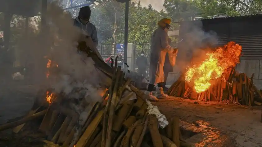 En India: un hombre DESPIERTA ANTES DE SER INCINERADO