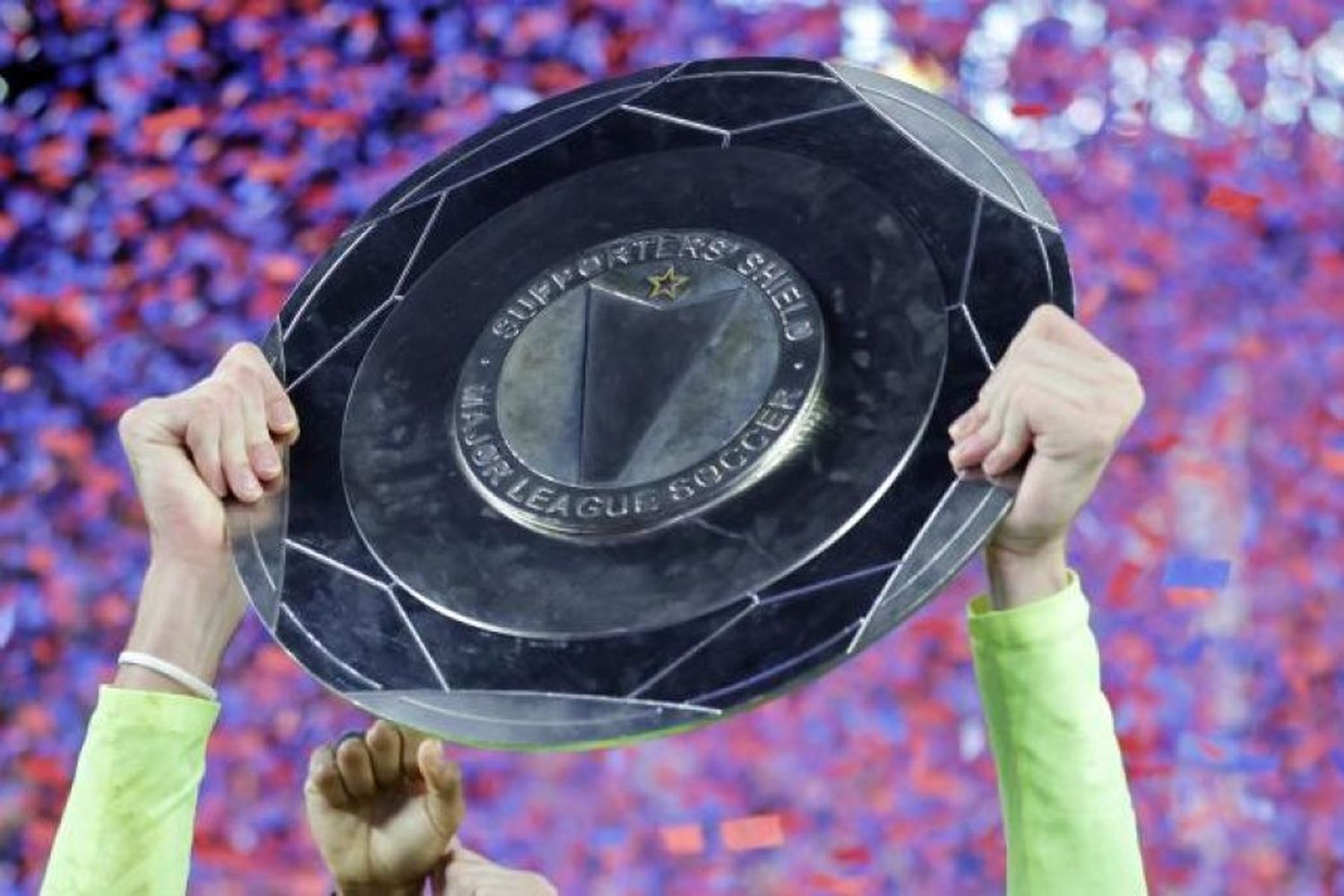 El trofeo Supporters’ Shield (Sportingnews.com)