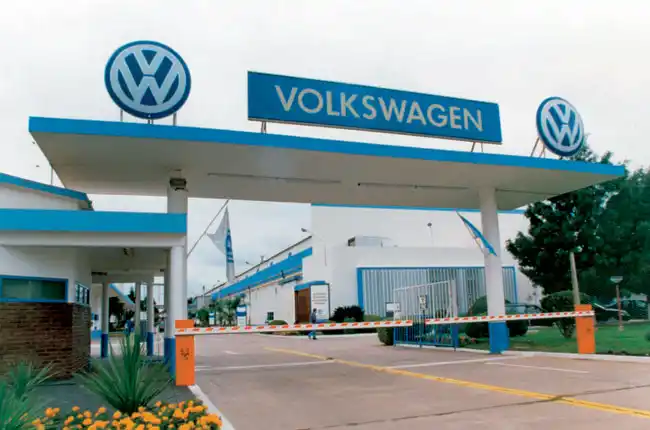 Derrumbe en el sector automotriz: Suspensiones en Fiat y Volkswagen 