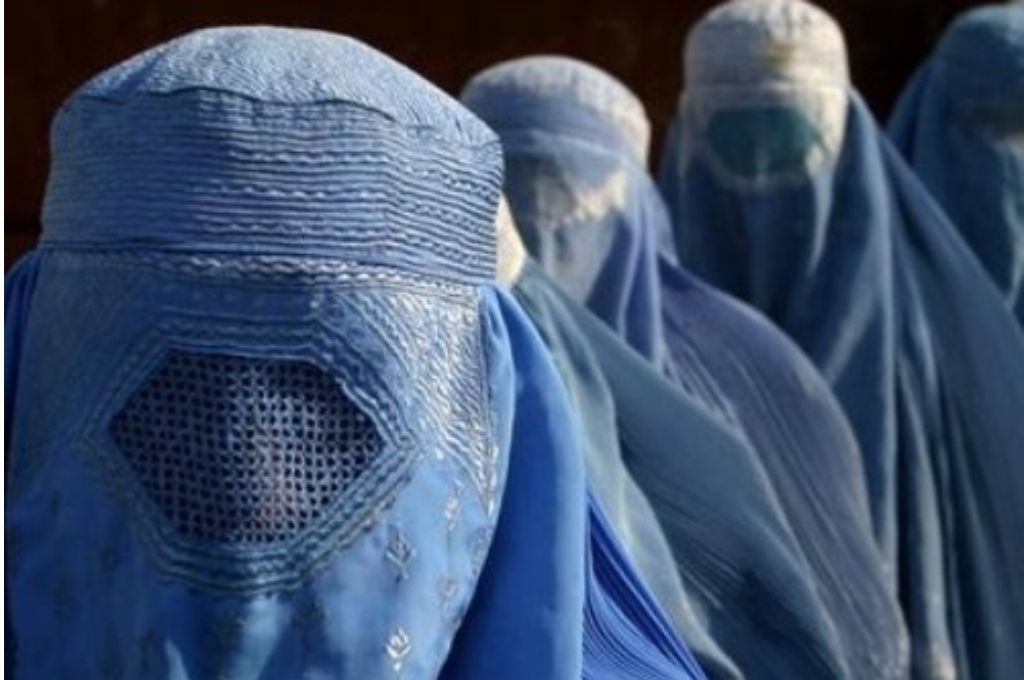 Afganistán: decretan el uso del burka en lugares públicos para todas las mujeres