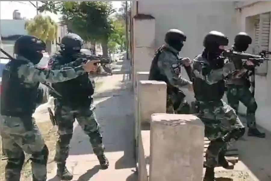 VIDEO | Así irrumpió la policía en un "kiosco" de drogas en San Justo