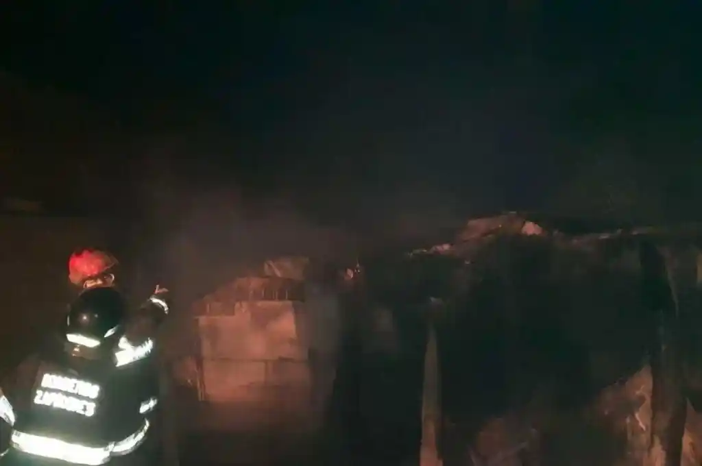 Las llamas afectaron la totalidad de la vivienda.