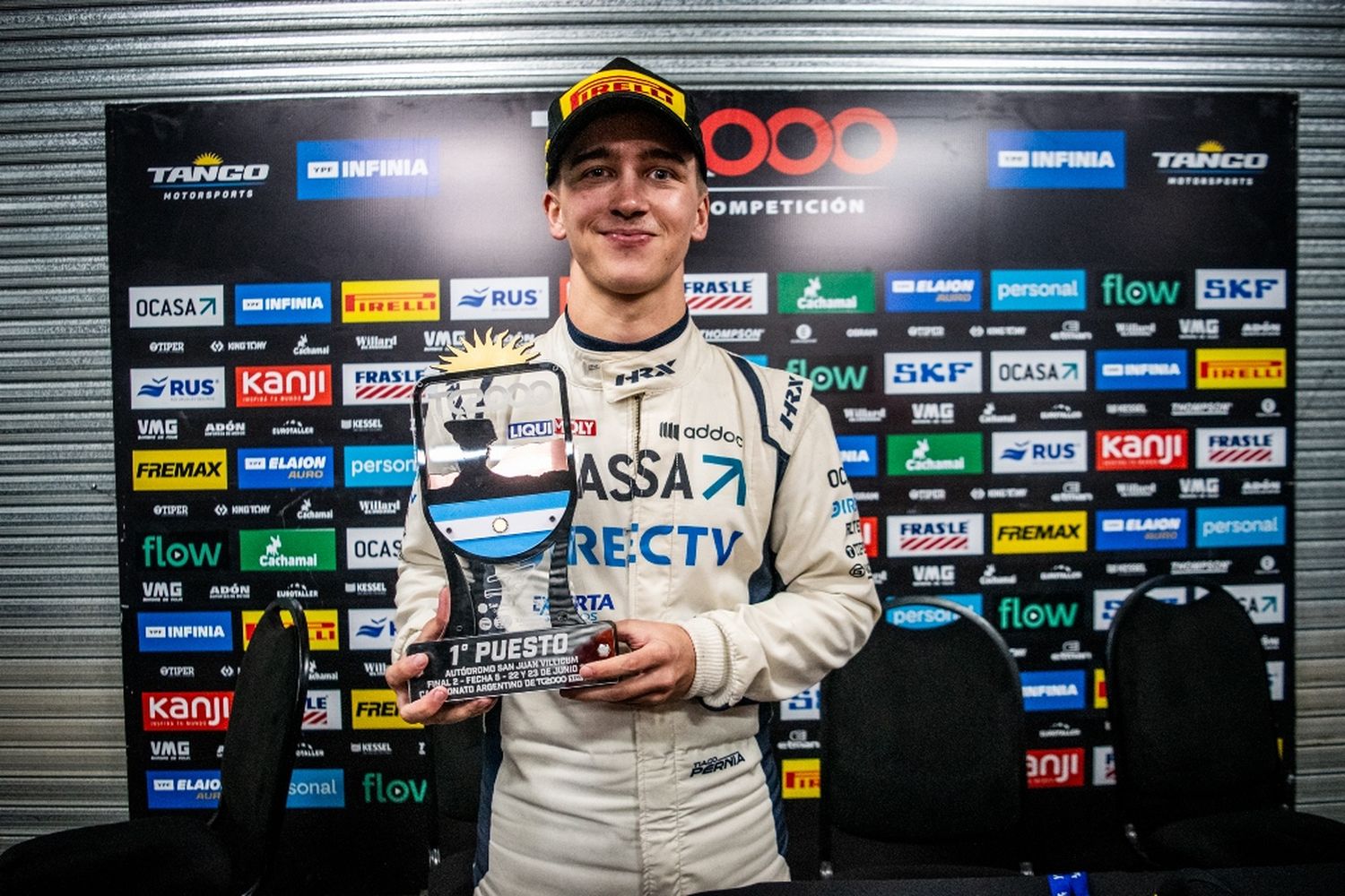 Tiago Pernía, con el trofeo por el triunfo en las dos finales.