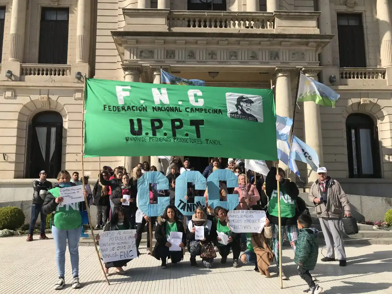 Productores tandilenses se manifestaron frente al Municipio