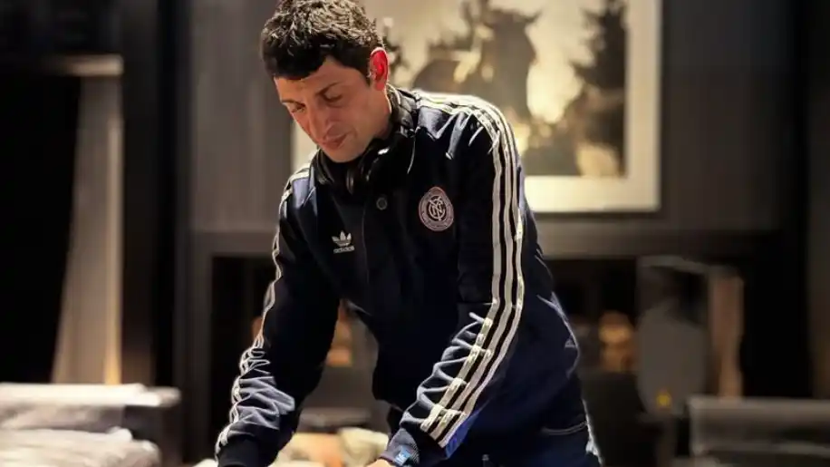 “A mí lo que me importa es la música”: la mirada del coleccionista y DJ Juani Montenegro