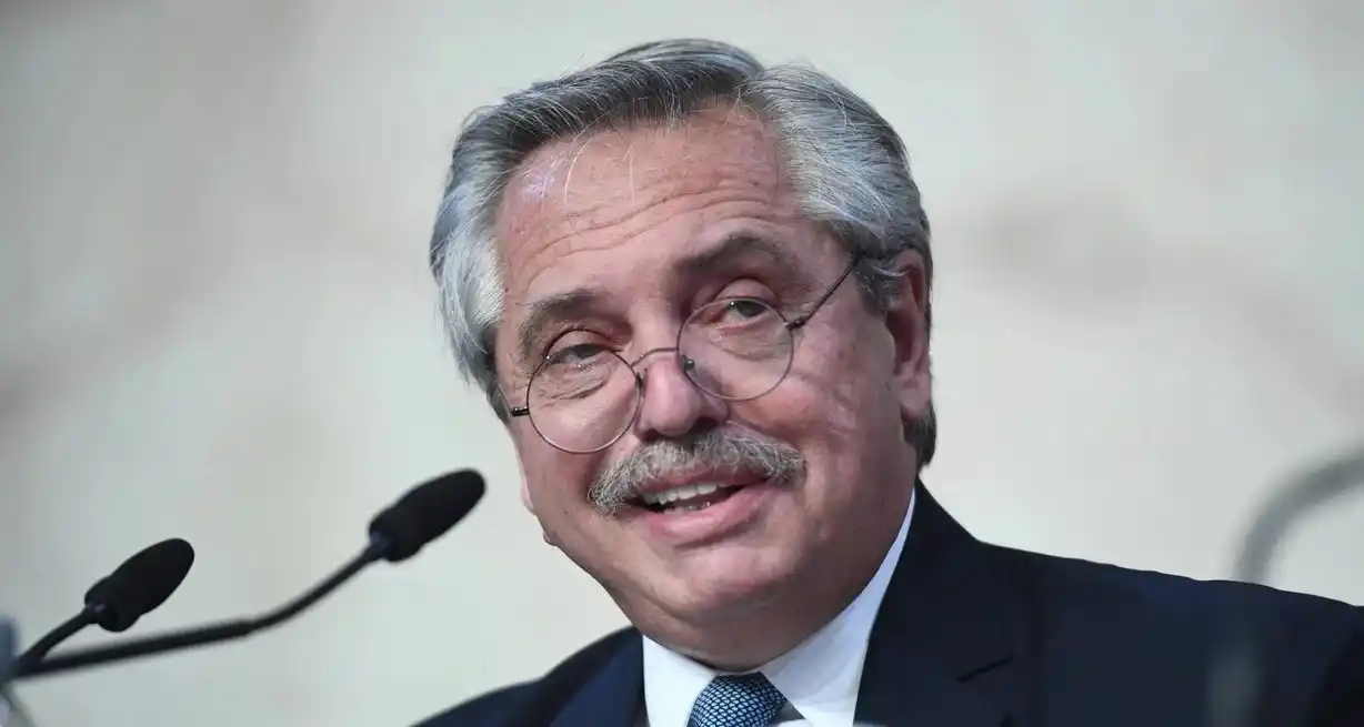 El Presidente defendió los dichos de Aníbal Fernández y opinó sobre la foto de Messi con Macri