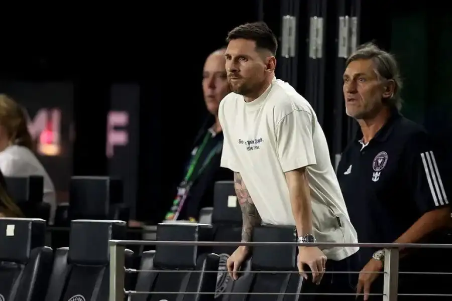 Leo en la tribuna viendo a su equipo(@MEGAN BRIGGS)
