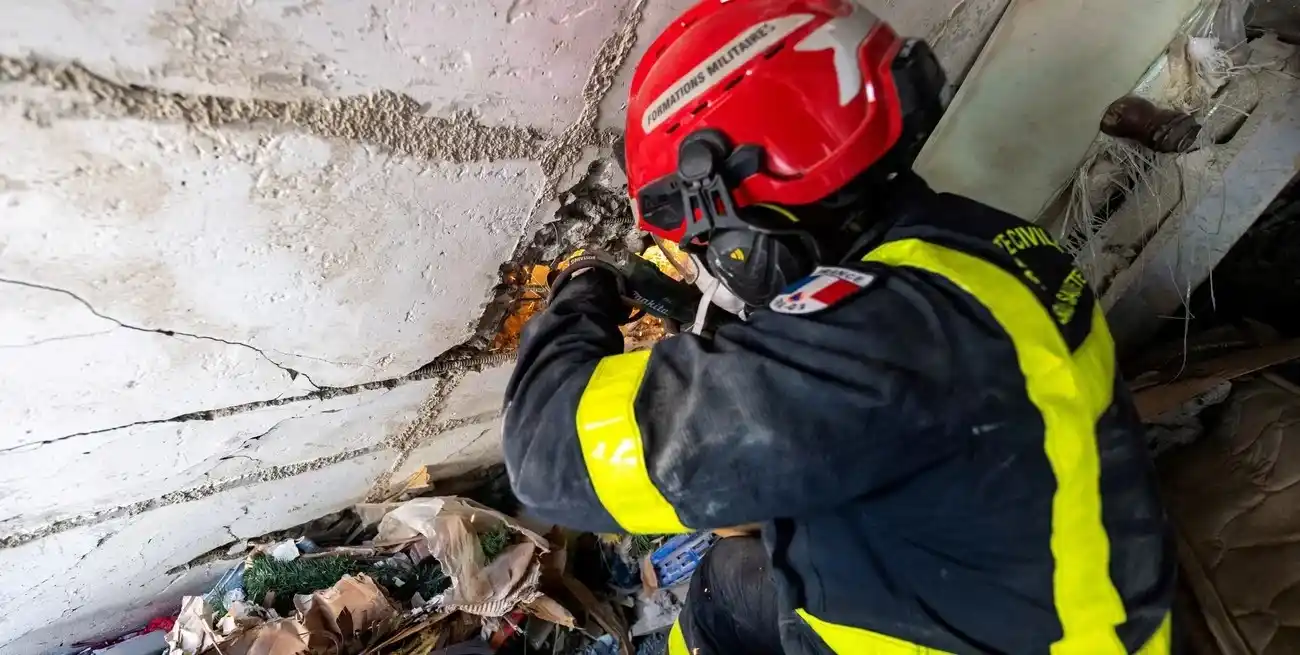 Más de 2.000 rescatistas trabajan para encontrar sobrevivientes. Reuters.