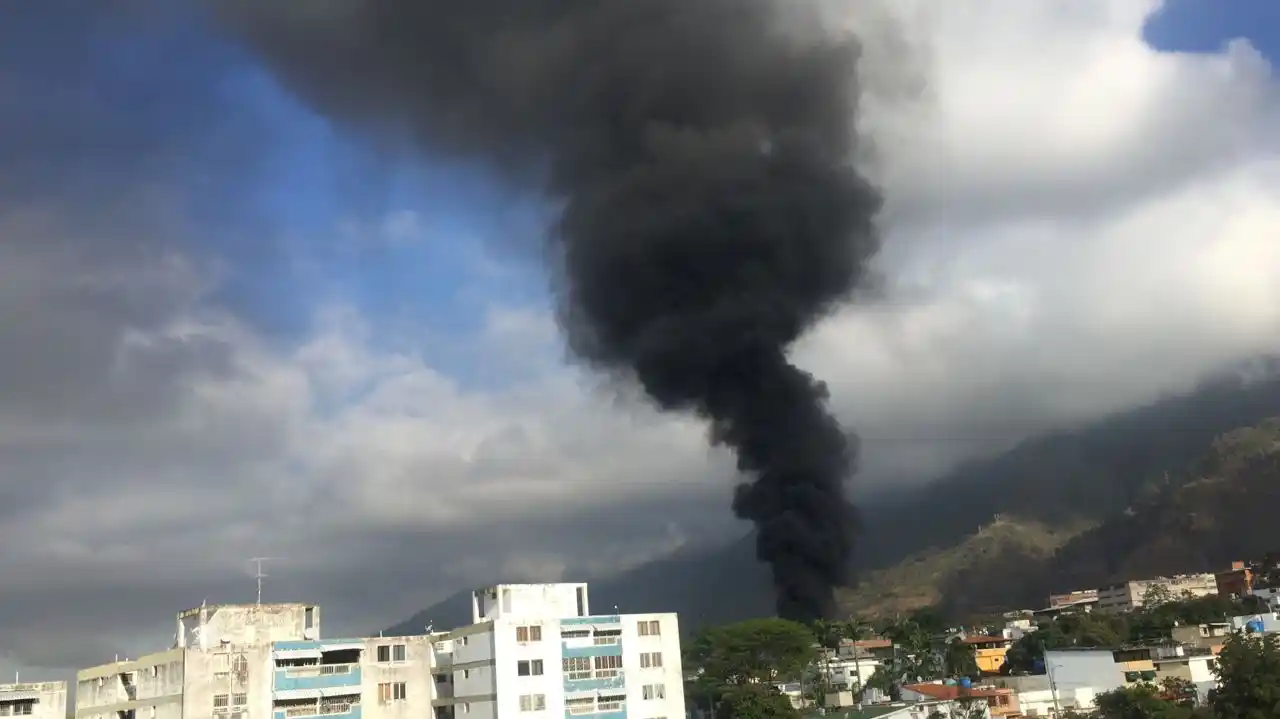 INCENDIO en fábrica de plásticos en Caracas este #21Mar