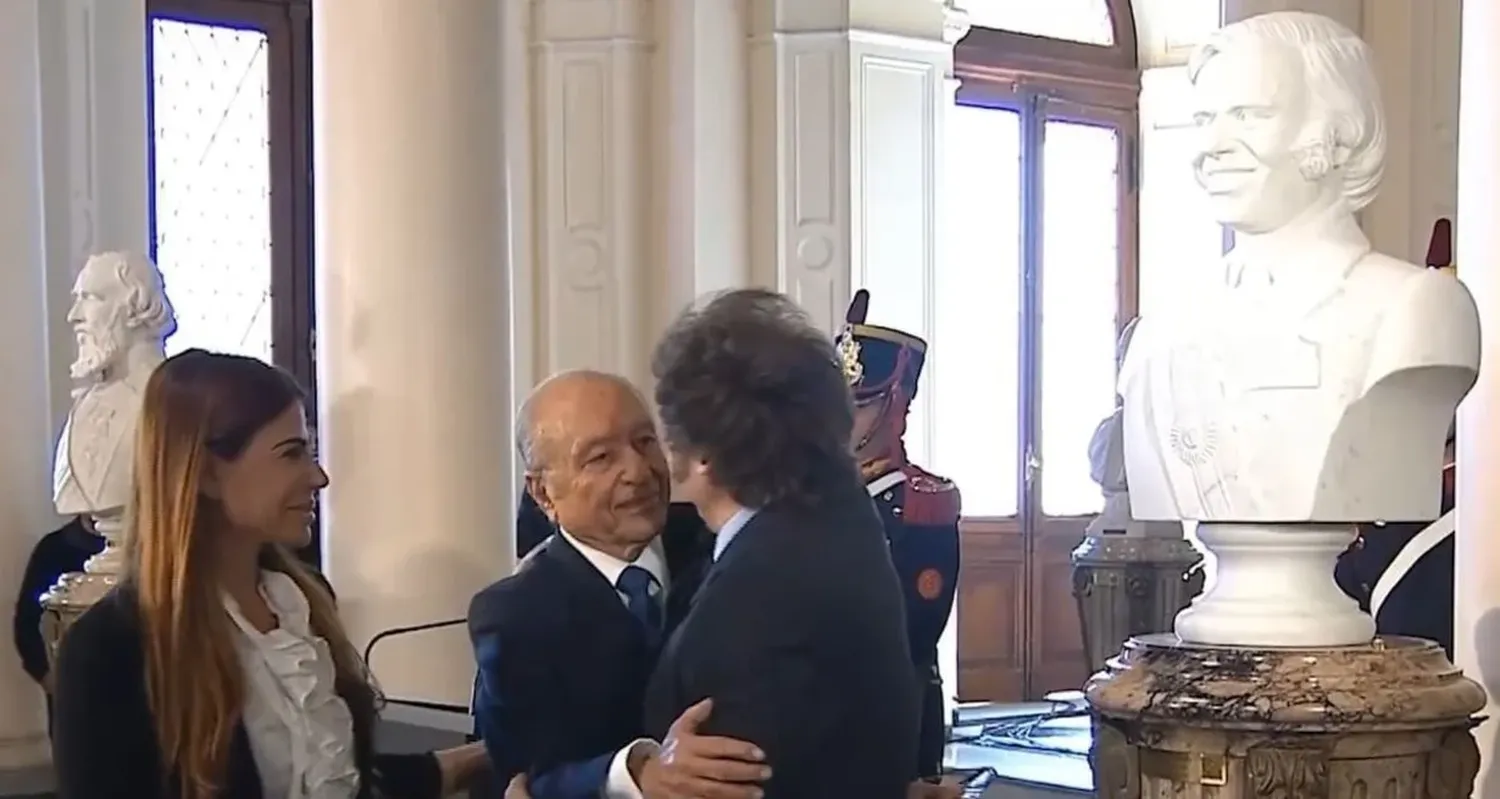 Javier Milei presentó el busto de Carlos Menem.