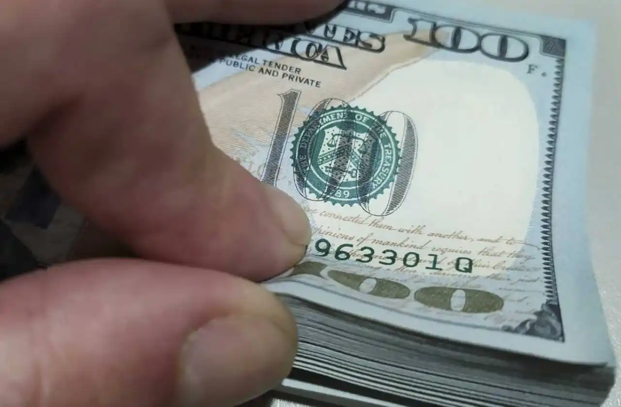 El blue llegó a su nivel más alto del año