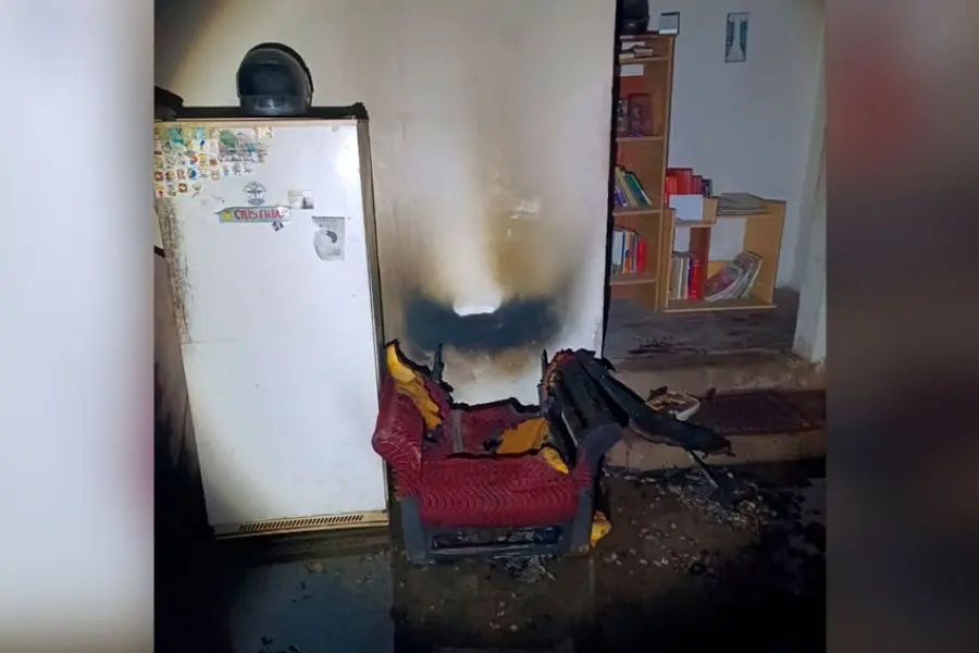 Se durmió en el sillón con el cigarrillo prendido y terminó internado con graves quemaduras
