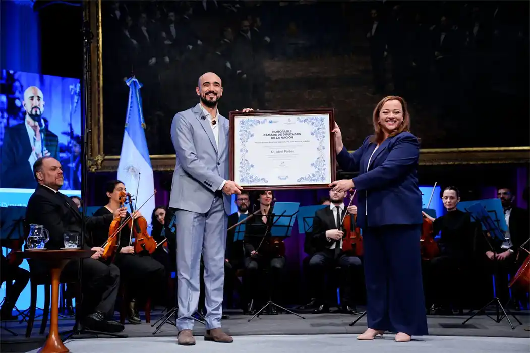 Cecilia Moreau entregó a Abel Pintos la mención de Honor Juan Bautista Alberdi en la Cámara de Diputados