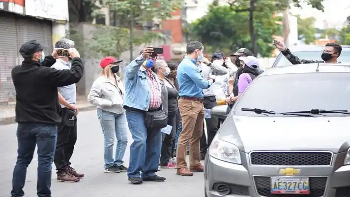 «Estamos sumergidos en la peor crisis»: Guaidó amaneció en las colas para surtir gasolina (+Fotos)