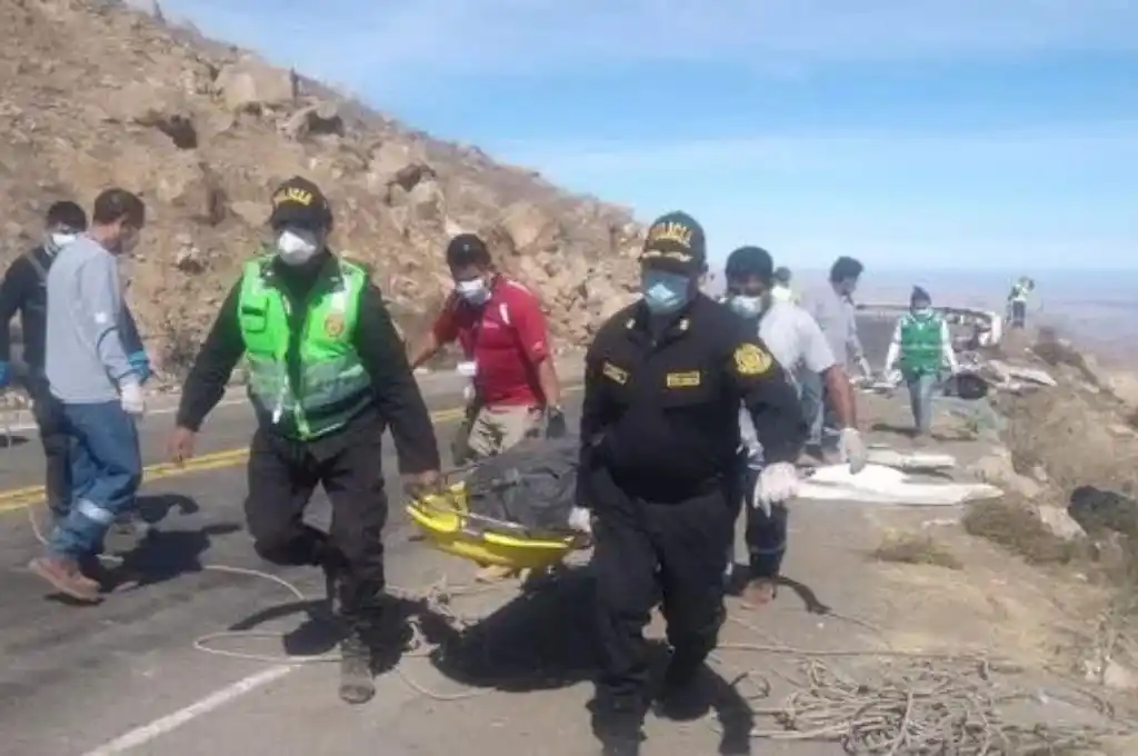 Tragedia en Perú: volcó un ómnibus y murieron al menos 27 personas