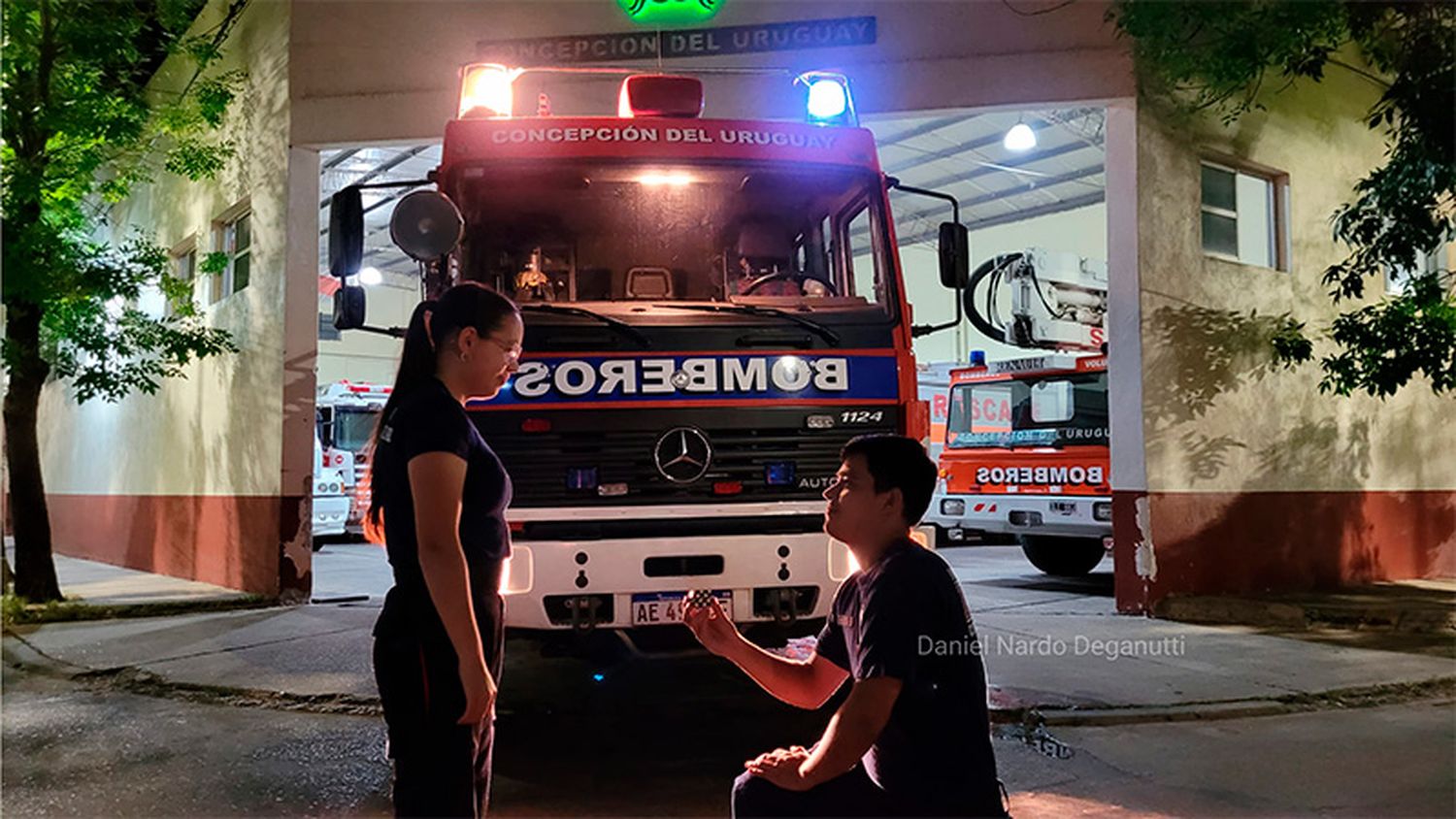 Feliz 2024: En pleno festejo, un bombero le pidió casamiento a su compañera frente al cuartel