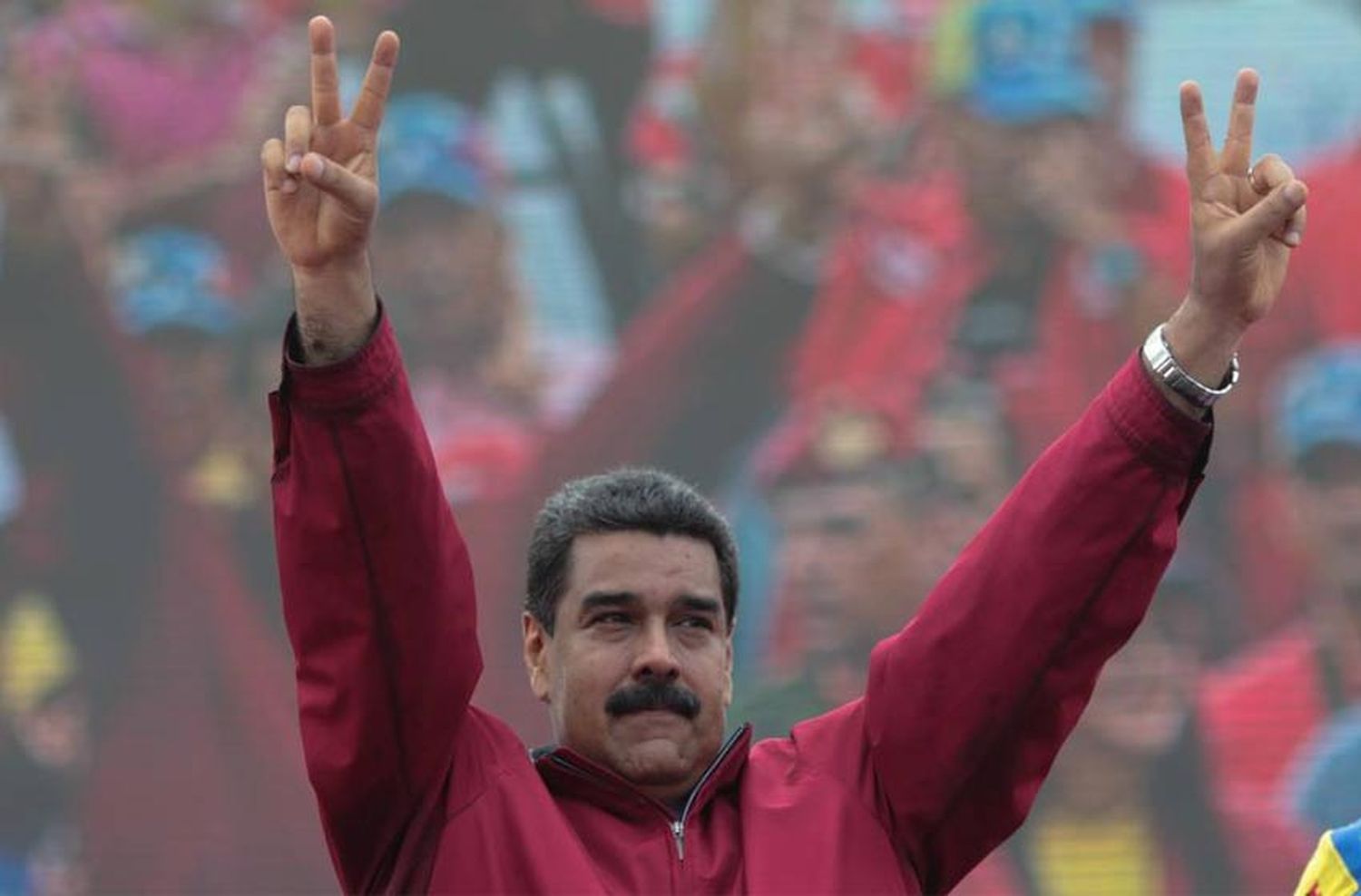 Maduro declara alerta militar y cierra la frontera ante la llegada de ayuda humanitaria