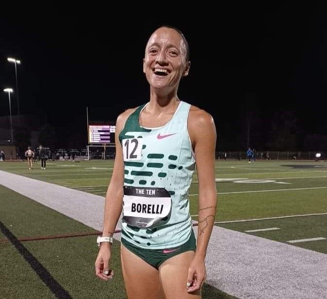 La felicidad en la cara de Flor Borelli luego de lograr el récord sudamericano en 10 mil metros en pista.