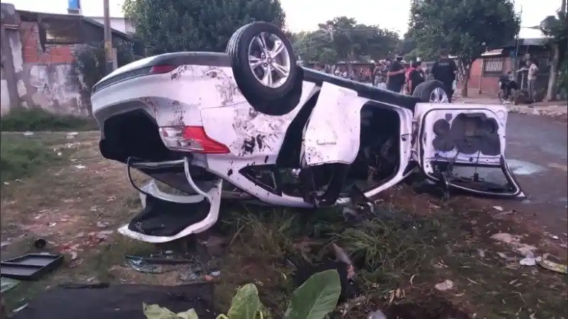 Jóvenes indignados dieron vuelta un auto en el marco de una fiesta clandestina
