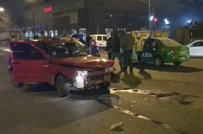 Robaron un auto, iniciaron una persecución y protagonizaron un choque