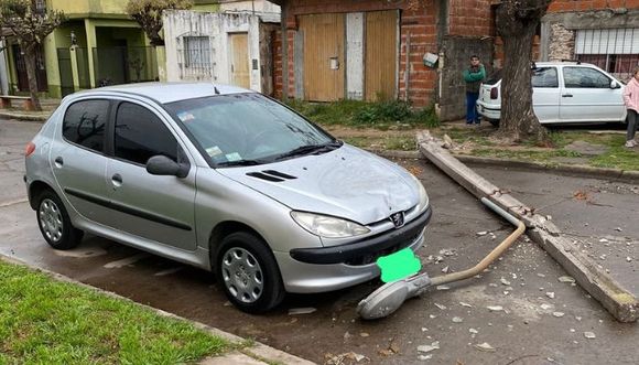 Vecinos reclaman por el poste de luz en Almafuerte y Garret