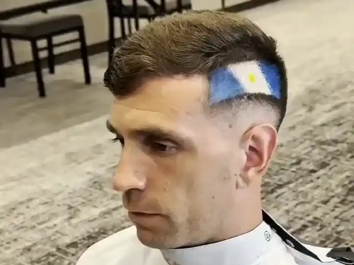 Dibu Martínez y su característico corte con tintura celeste y blanca