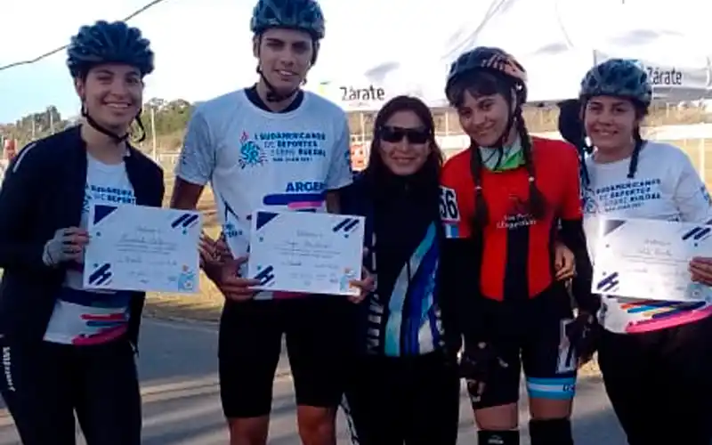 Valentina posó con los patinadores de la Selección Argentina