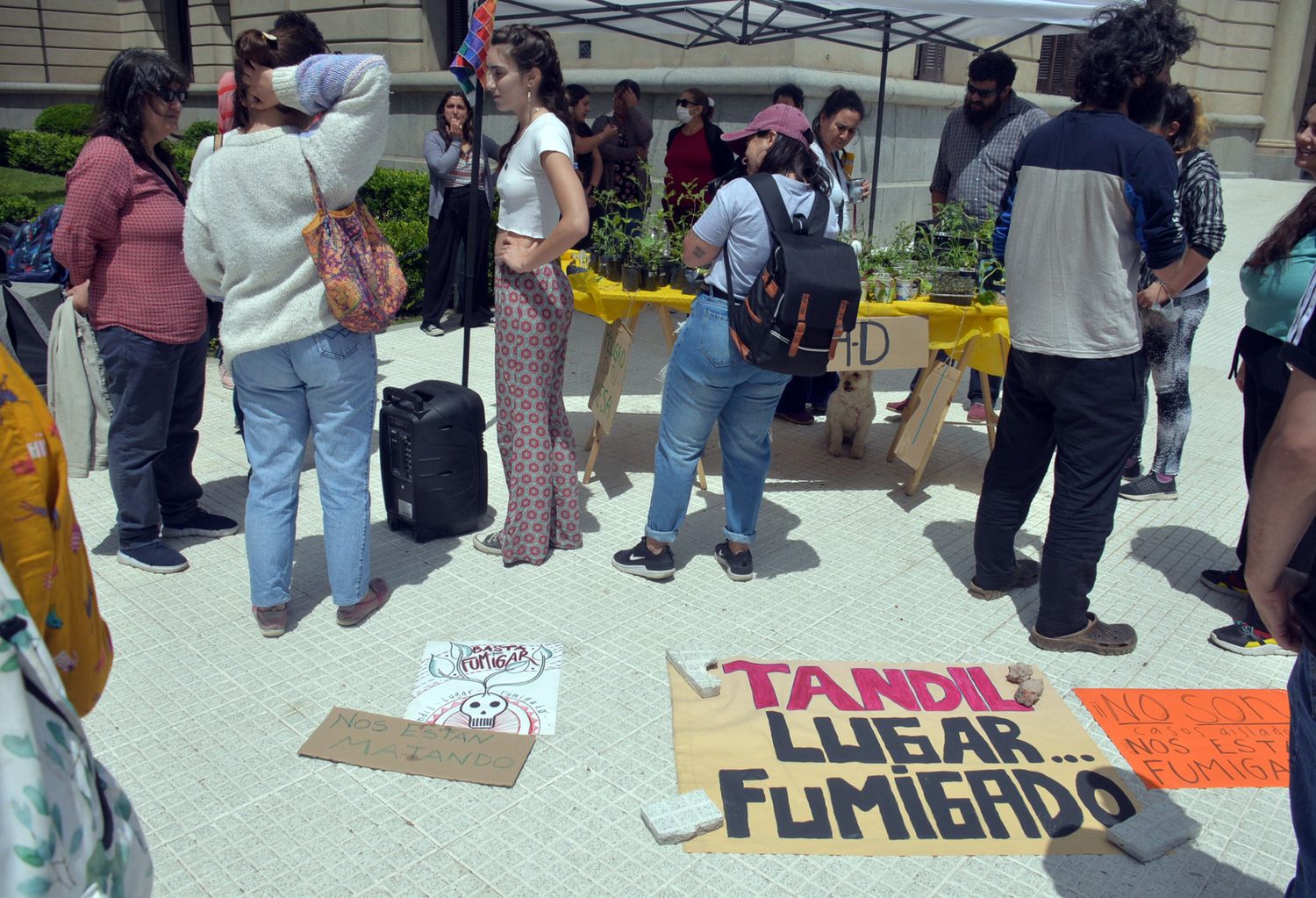 Vecinos se manifestaron en el Municipio para exponer las consecuencias de las fumigaciones y reclamar soluciones