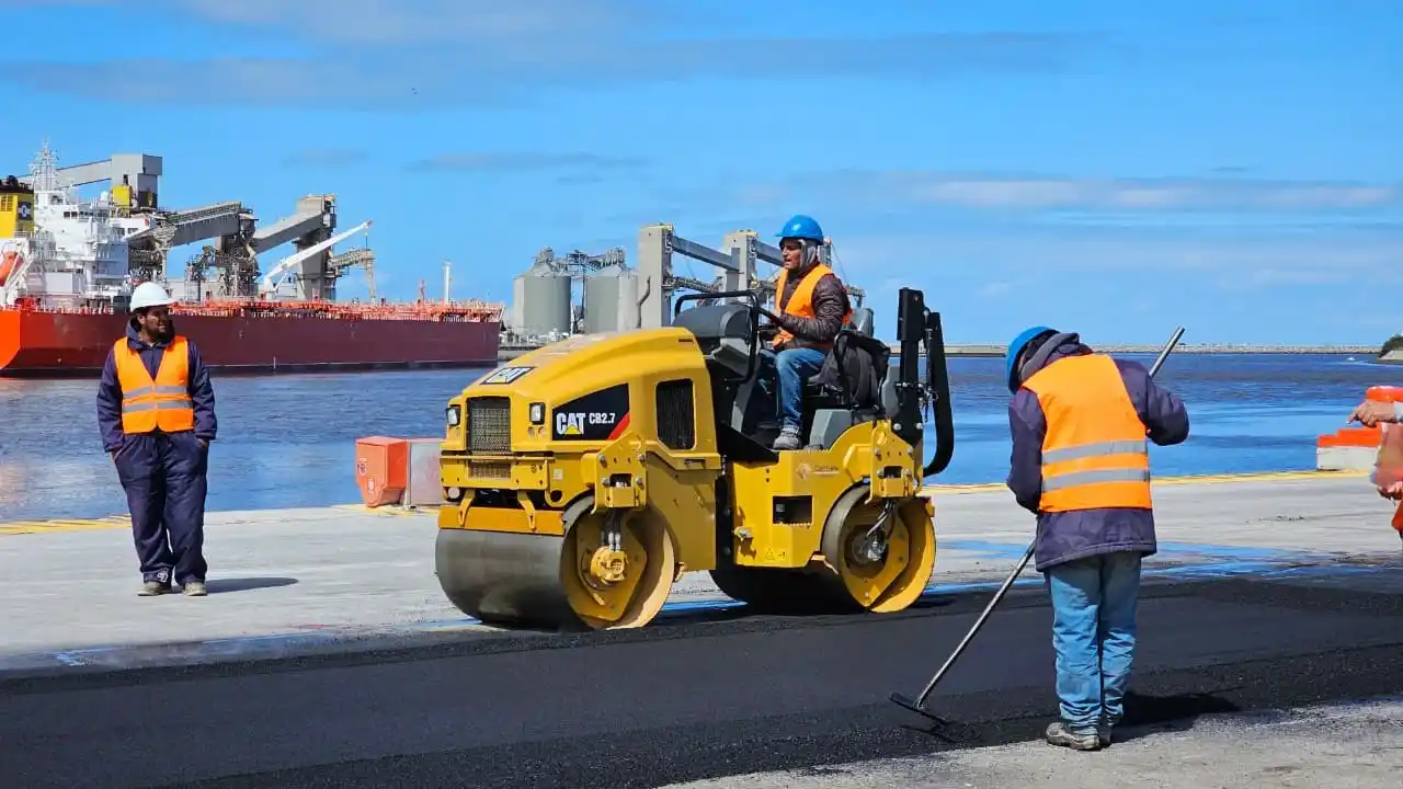 Obras de bacheo en Puerto Quequén