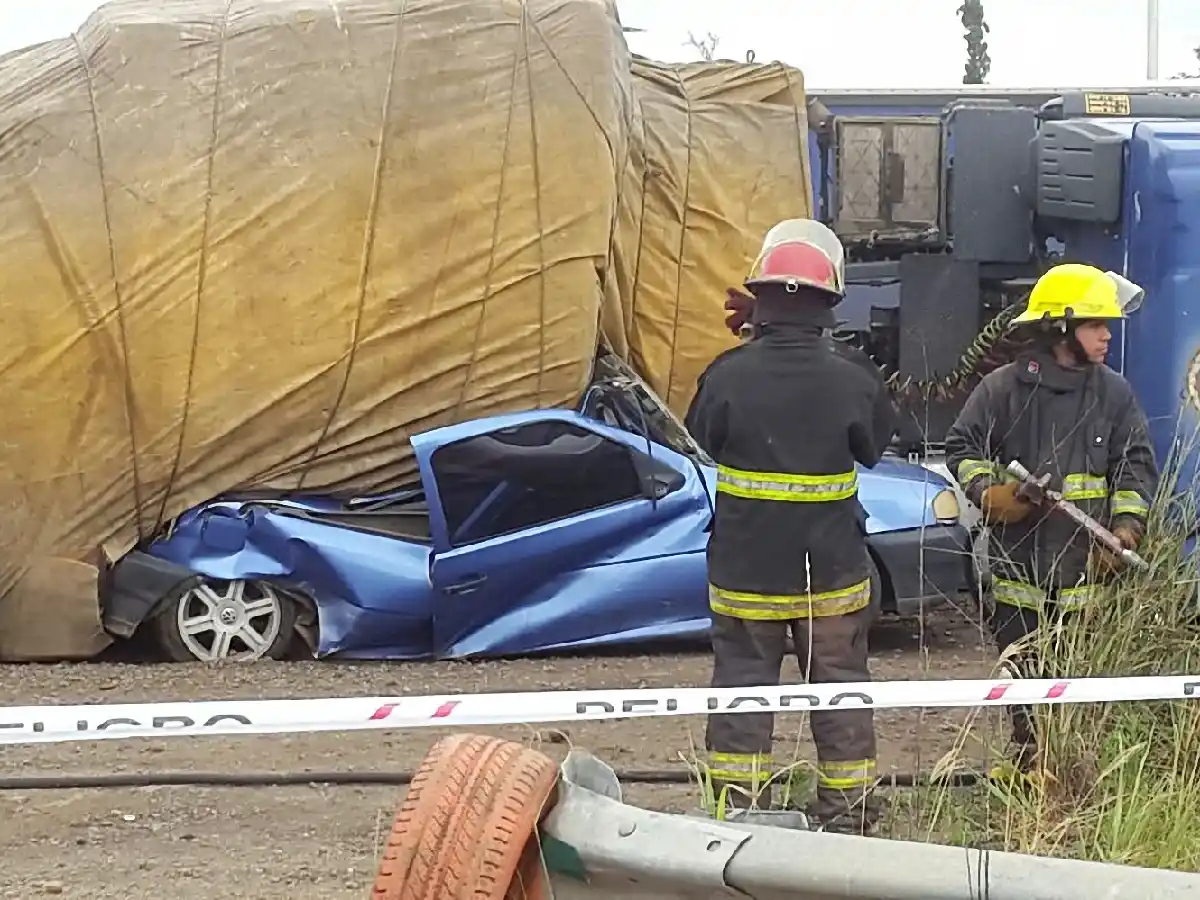Cuatro muertos al caer la carga de un camión sobre un auto en la ruta 14