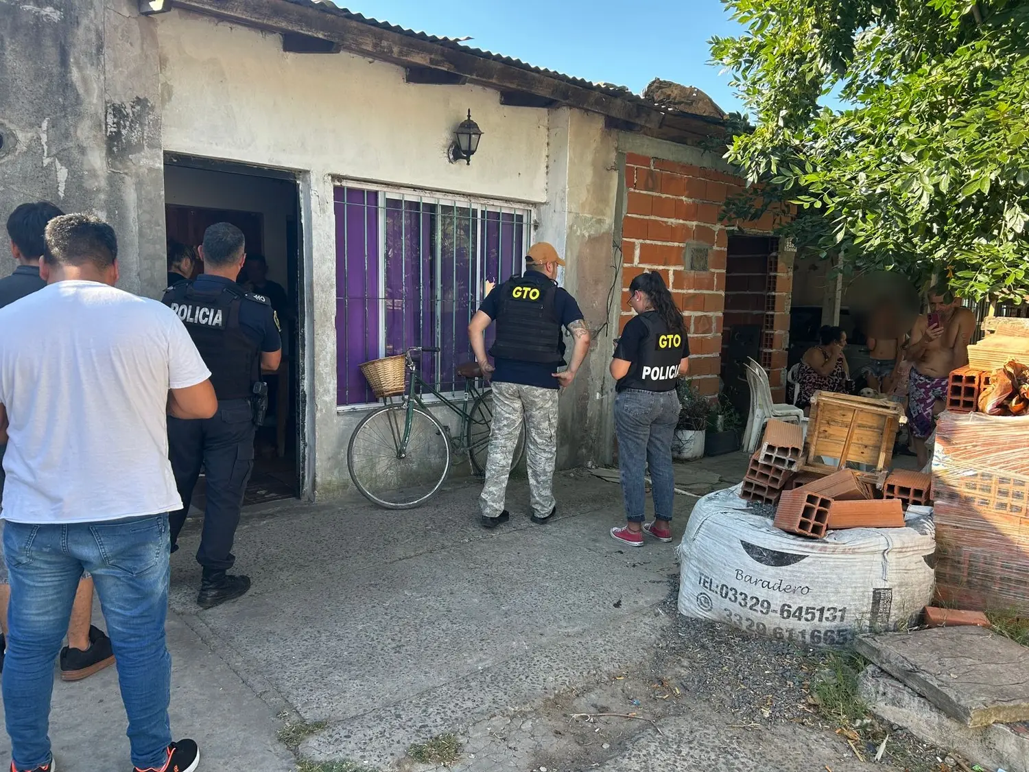 Hubo allanamientos en varios domicilios en busca del imputado.