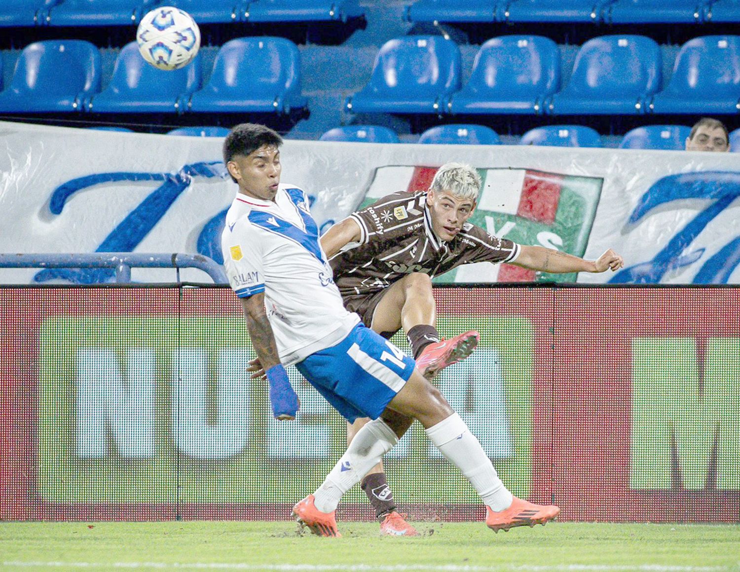 En el descuento, Platense se llevó todo frente a Vélez