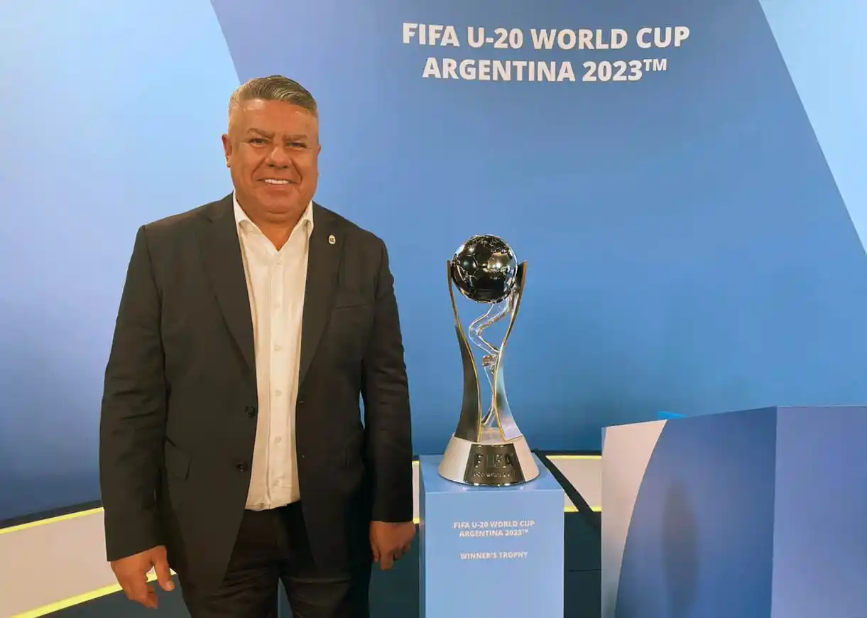 Tapia, presidente de AFA, con el trofeo máximo del fútbol juvenil.