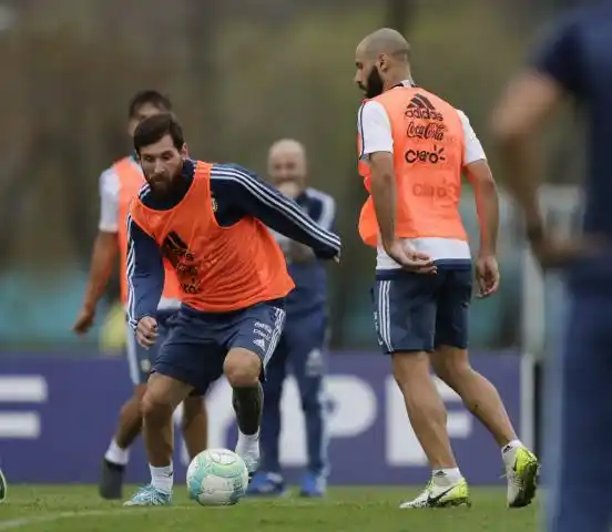 Con dudas sobre Mascherano, Sampaoli probó su equipo