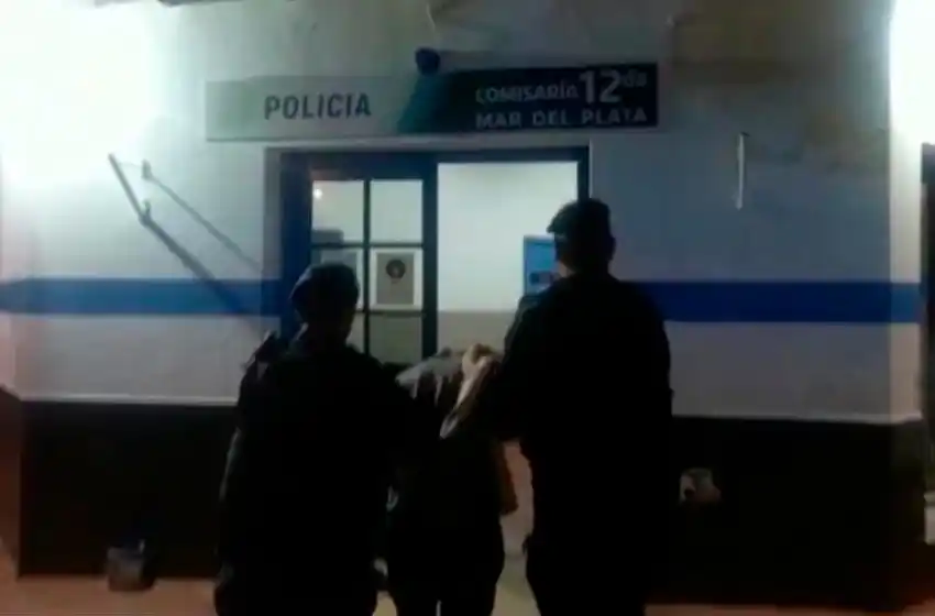 Hijo fuera de sí: rompió restricción, atacó a su madre, dañó el auto y robó dos reels de pesca