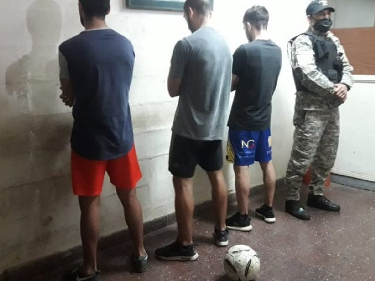 Tres jugadores del Federal A fueron demorados por jugar al fútbol en la vereda